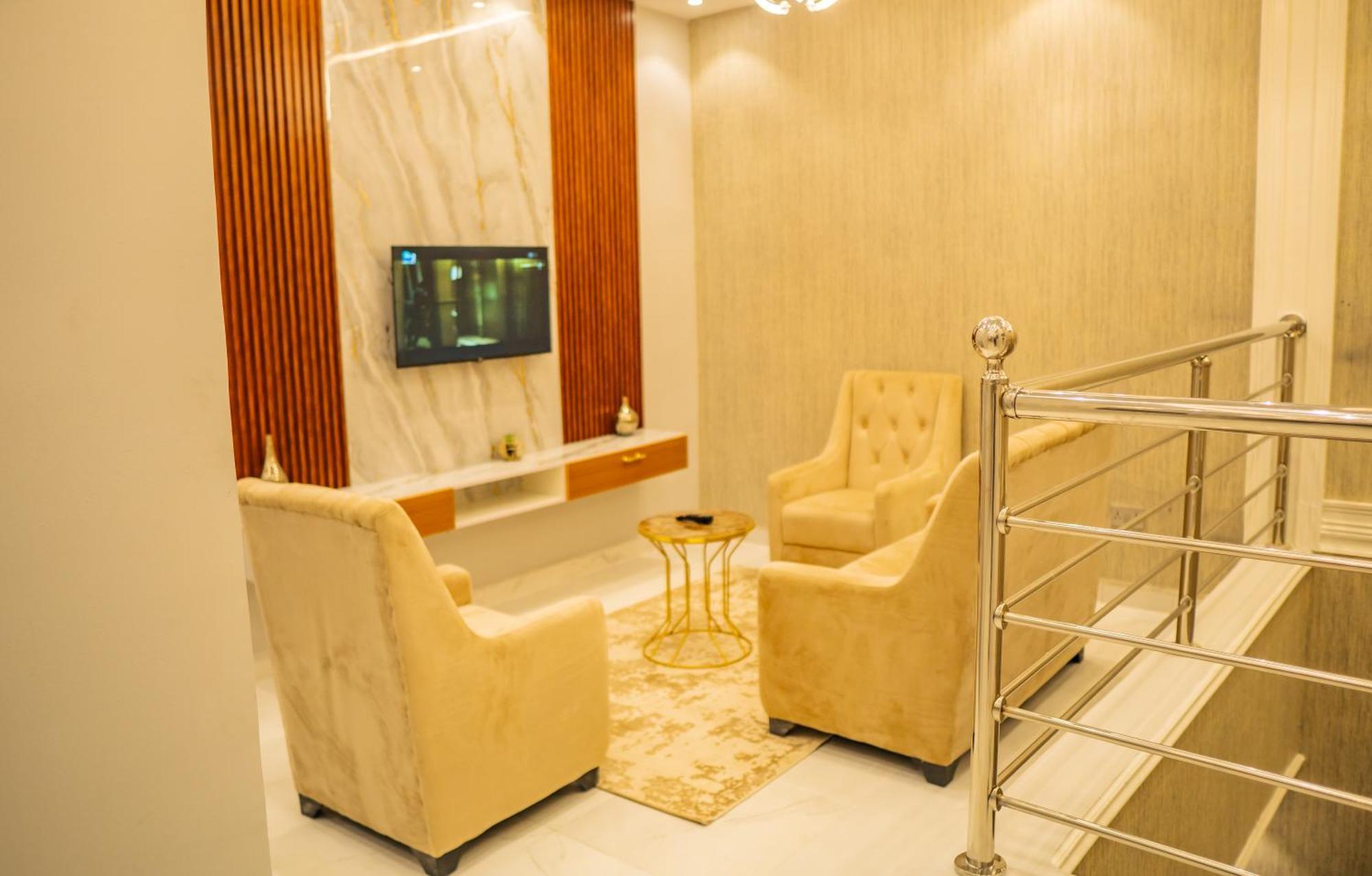 Ojaja Suites By Perennia Akure Extérieur photo